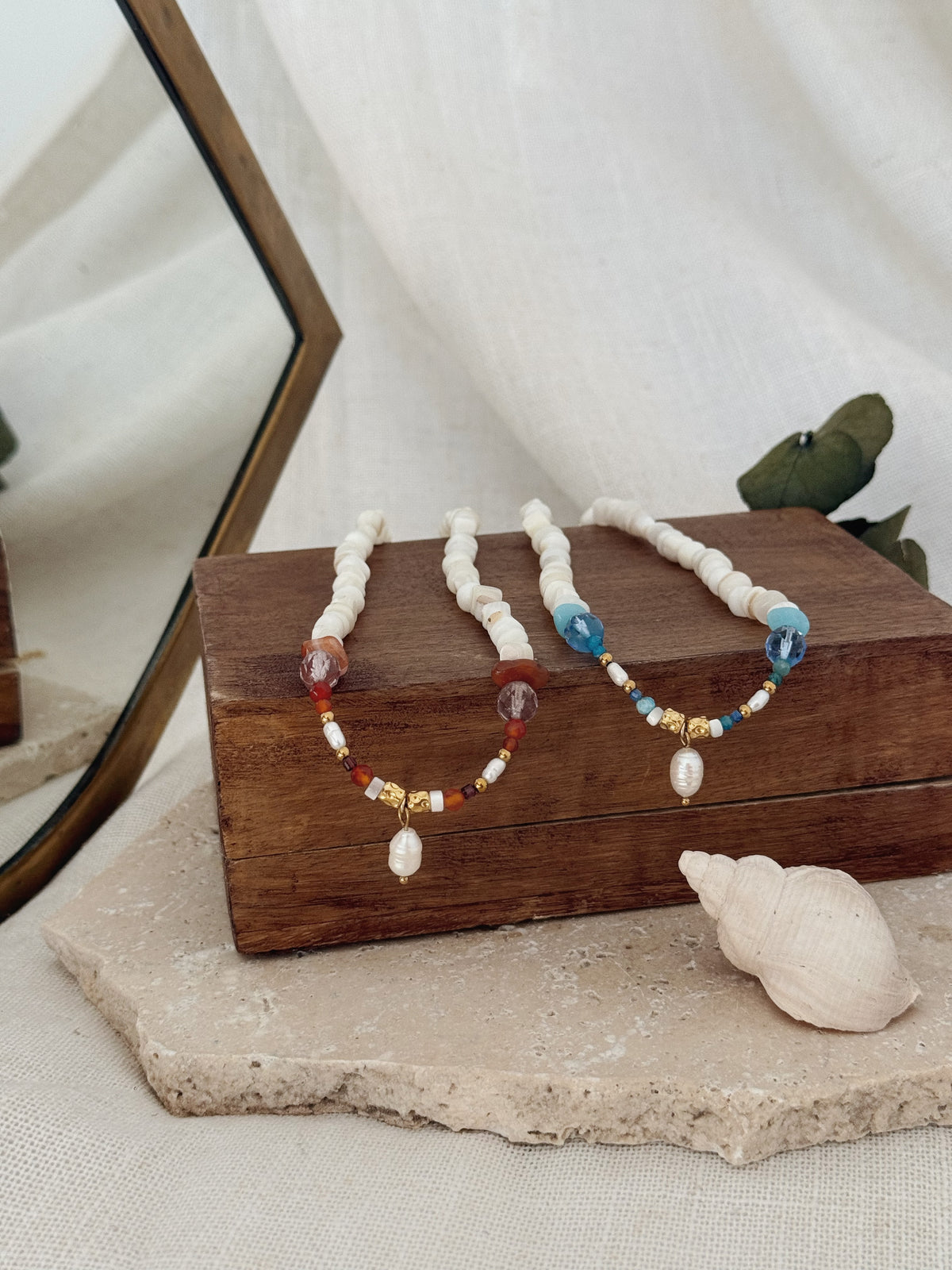 collier perles colorées coquillage blancs et pierres. Fait main en beaujolais