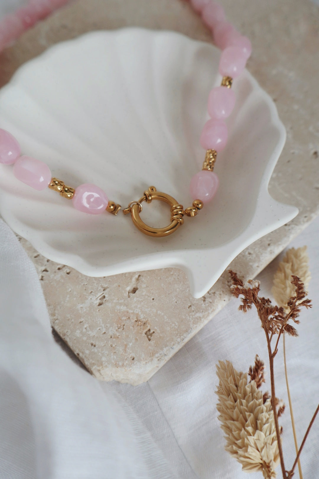 collier rose bonbon et fermoir doré perles acrylique printemps