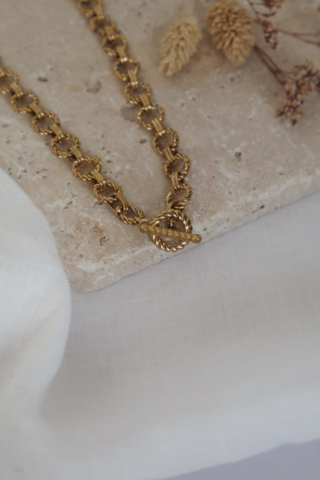 collier grosse mail acier doré pour tenue printemps look 