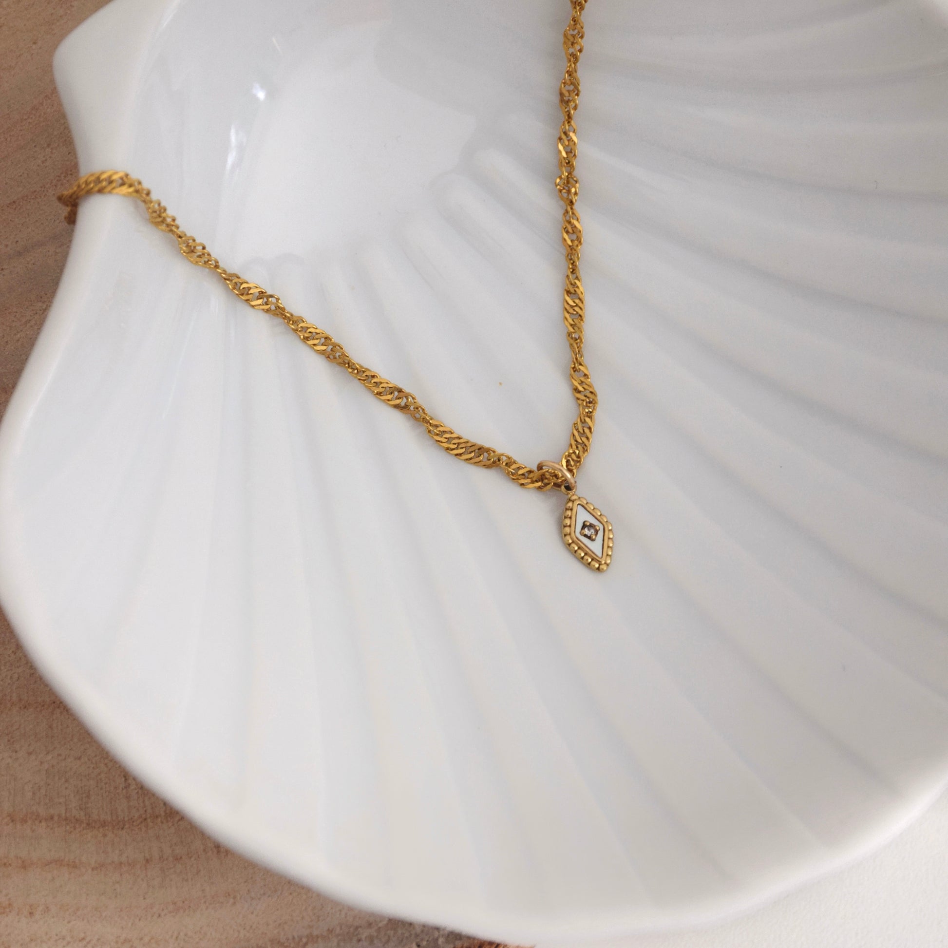 Collier chaine torsadée et pendentif en nacre doré