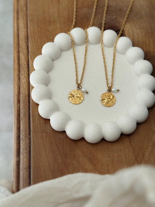collier long pendentif martelé et perles d'eau douce pendant