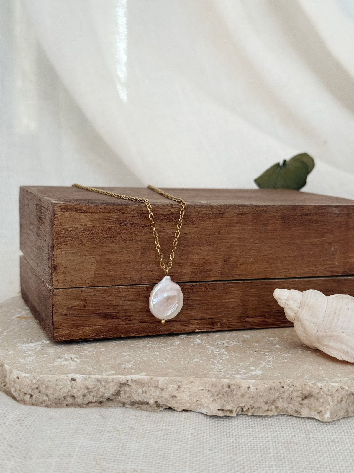 collier long sautoir en perle d'eau douce et chaine fine. Cadeau symbolique femme fait main