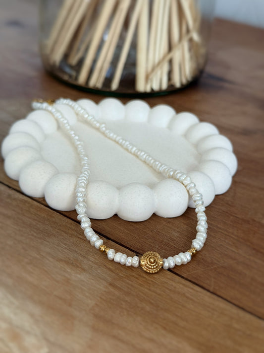 collier fin perles d'eau douce doré élégant