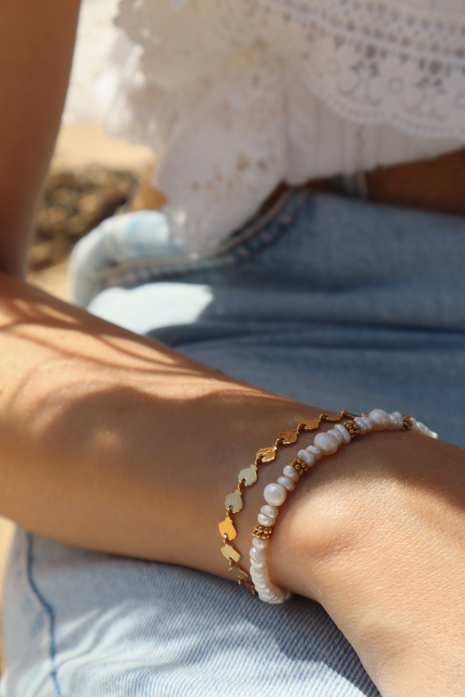 ensemble bracelets chaines doré et perles d'eau douce blanche 