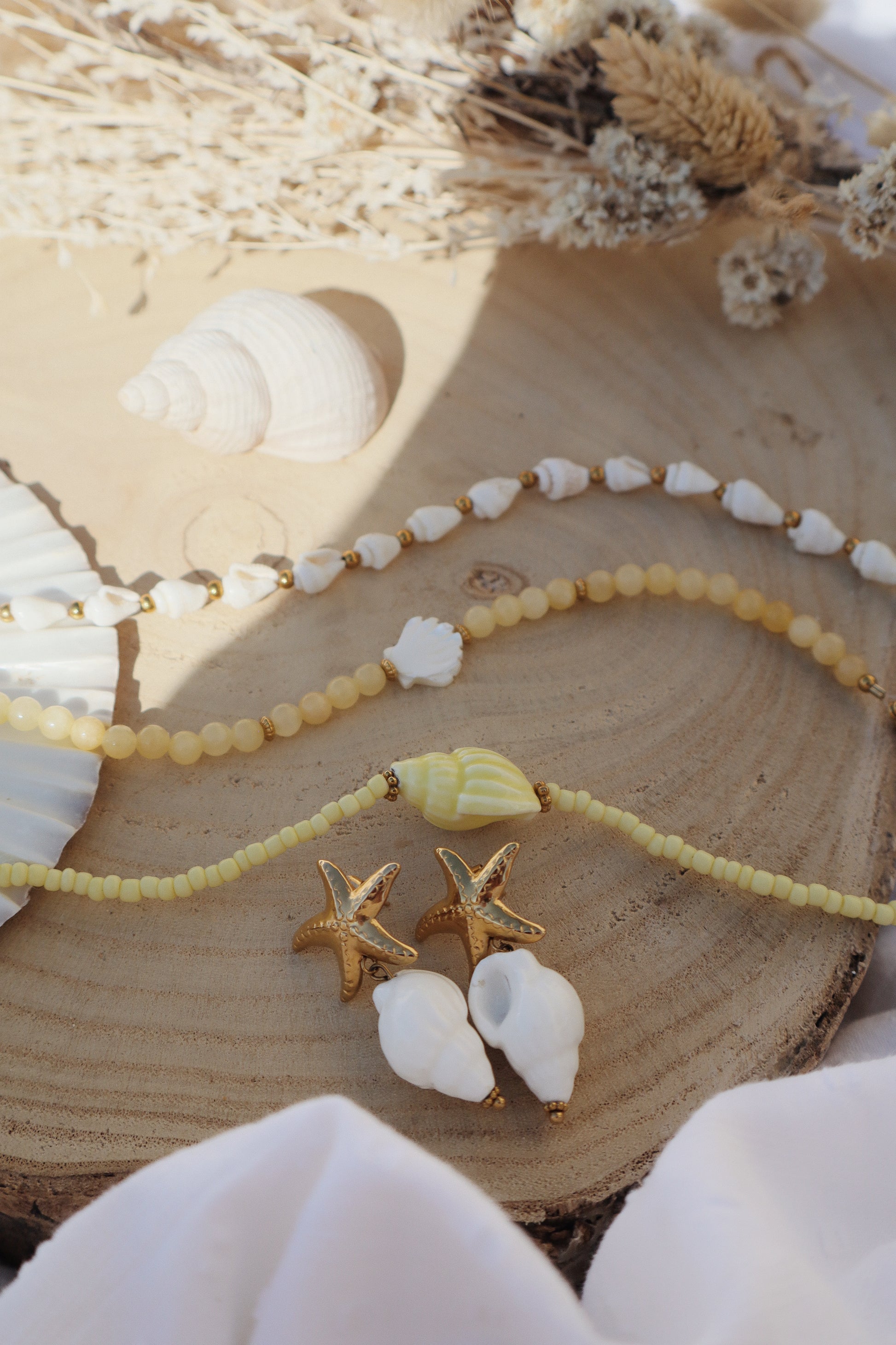 ensemble de colliers jaunes