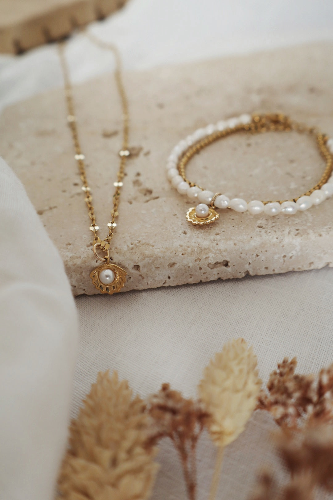 bijoux tendances fait main, avec pendentif coquillage et perle d'eau douce