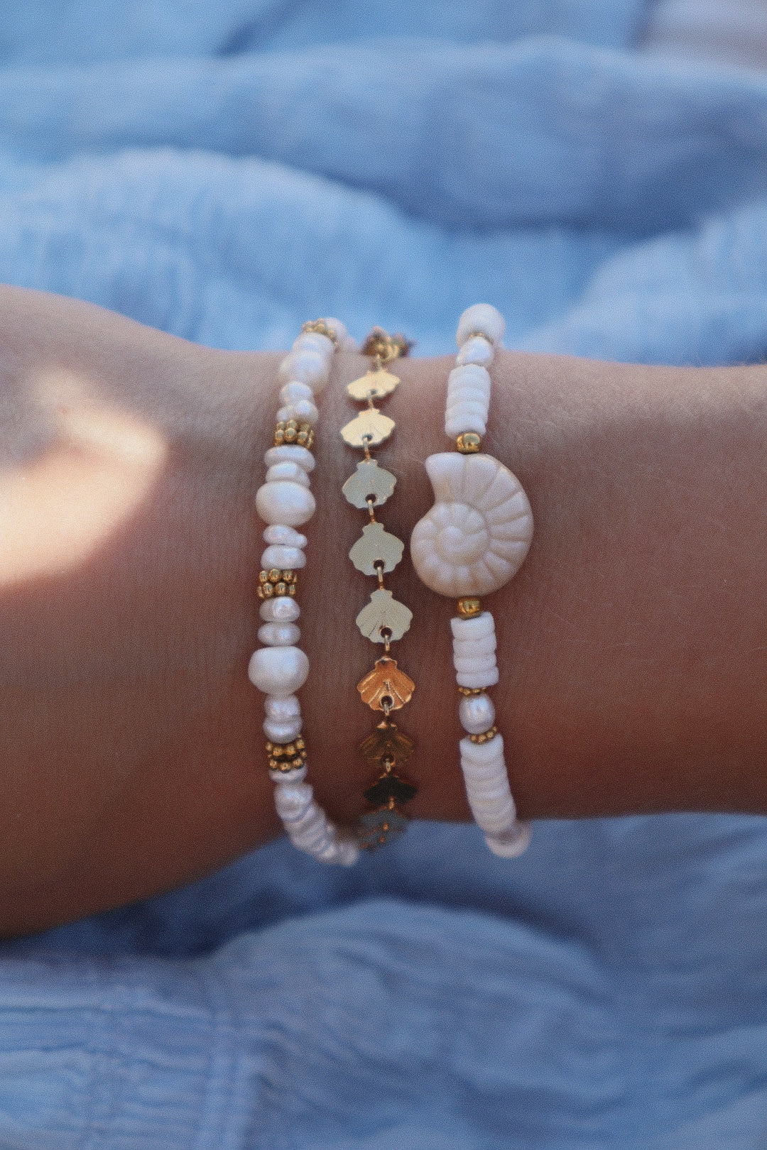 bracelets blancs et coquillage été