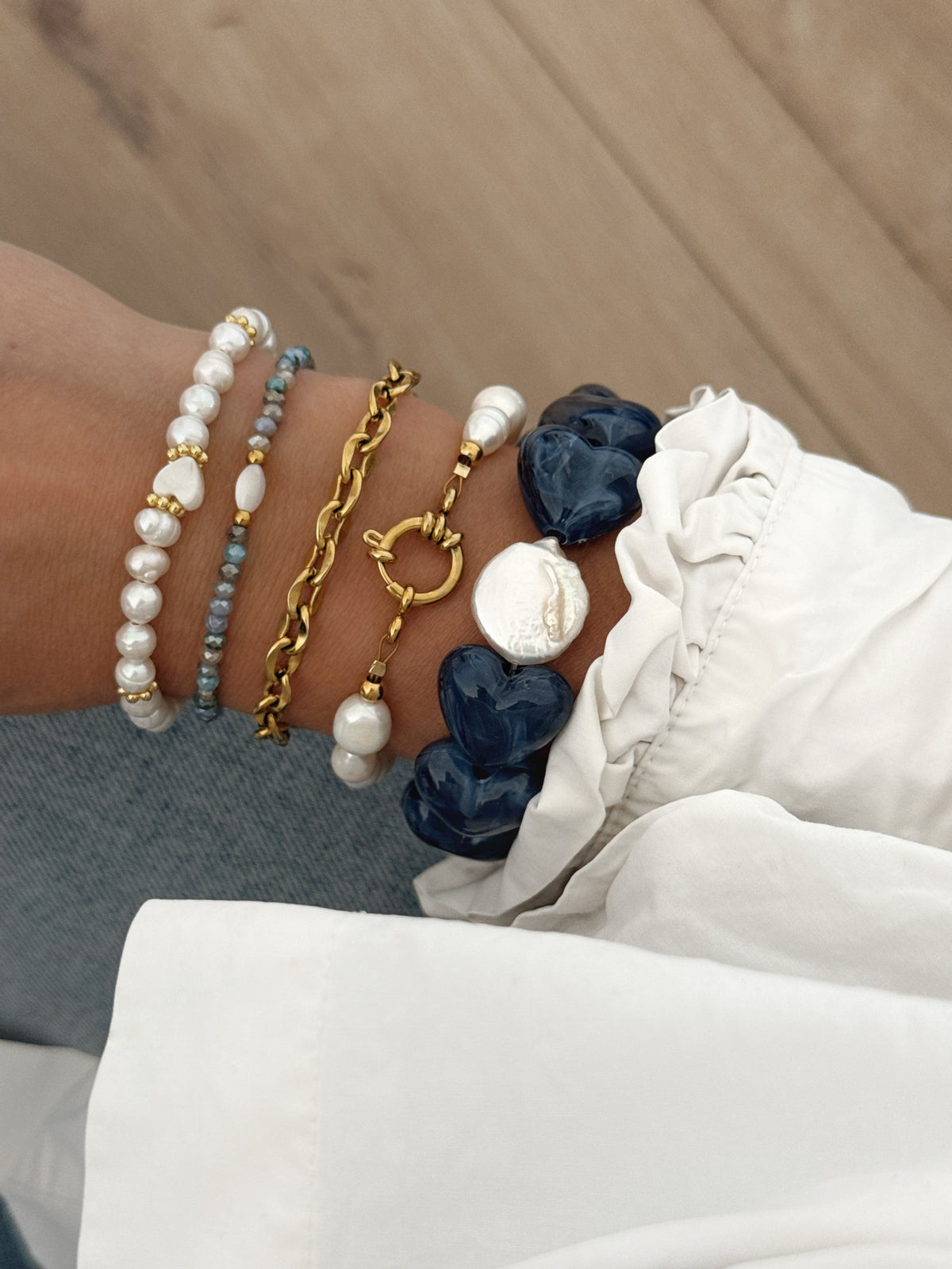 bracelets fait main accumulation bleu marine, perle d'eau douce blanche