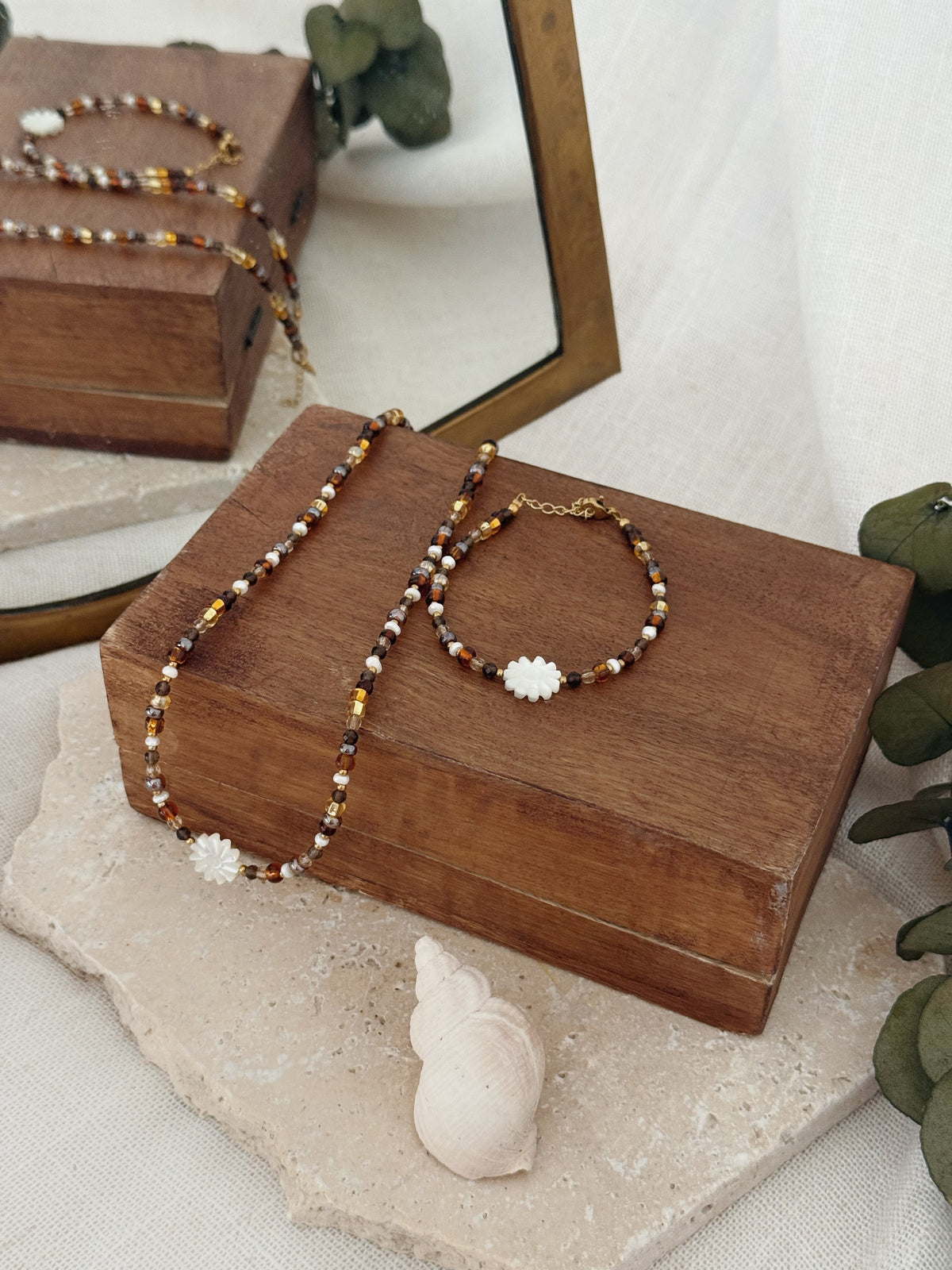 Parure faite main collier et bracelet marron mix et perle d'eau douce, fleur en nacre