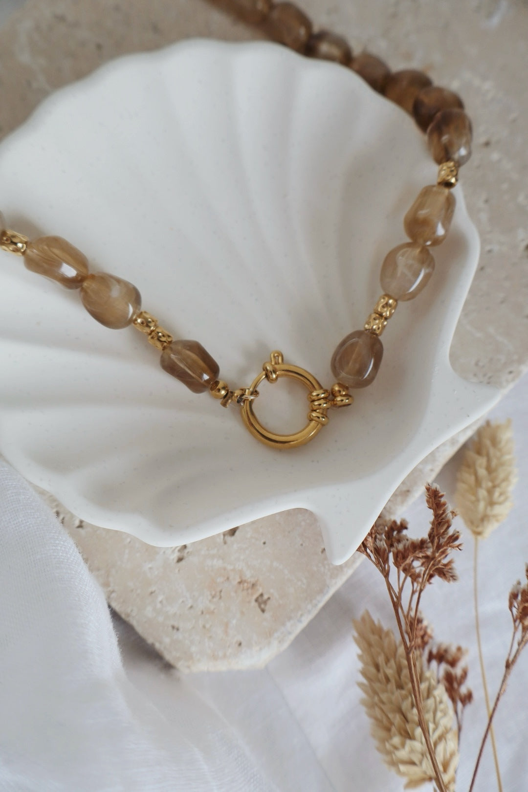 collier marron perles acrylique résine fait main avec fermoir doré bouée