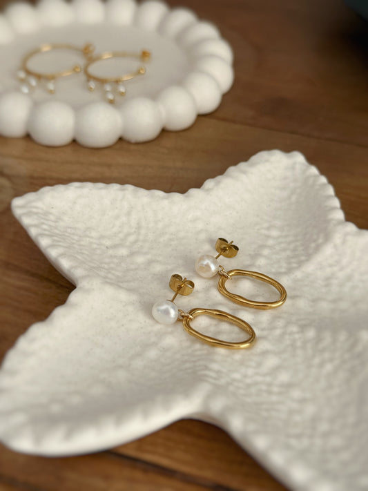 boucles d'oreilles perle blanche délicates
