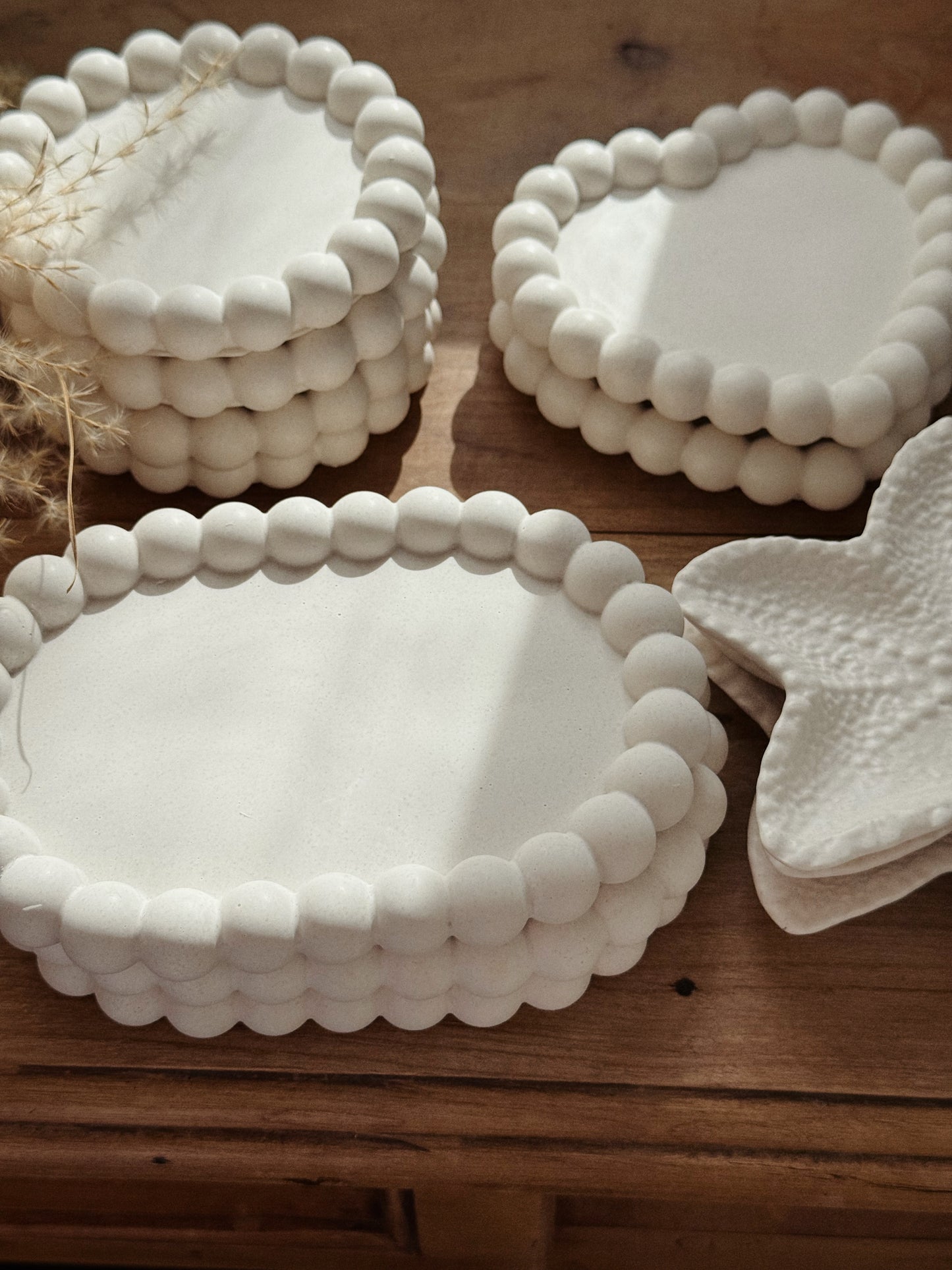 plateau tendance rond fait main sable et jesmonite
