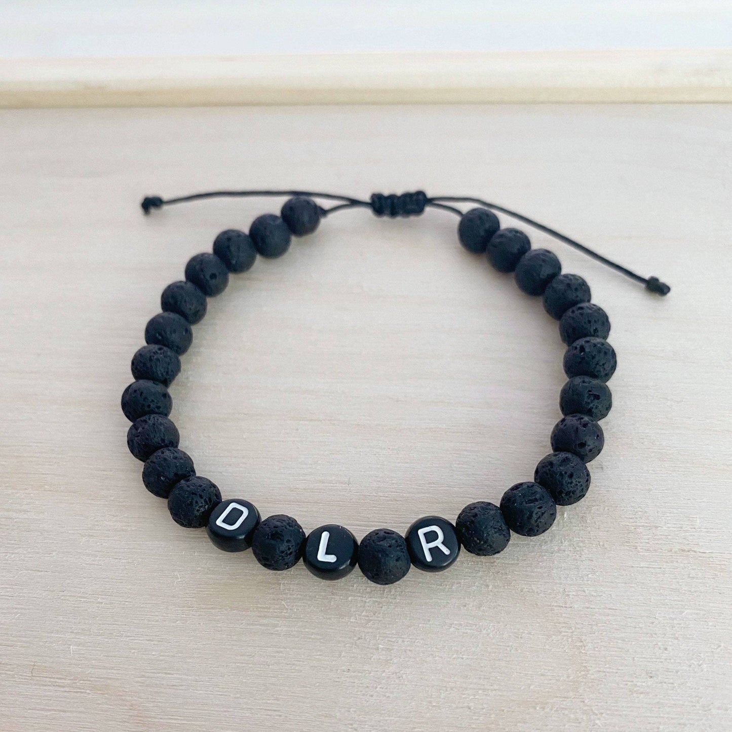 Bracelet en pierre de lave pour homme avec prénom ou lettre personnalisable