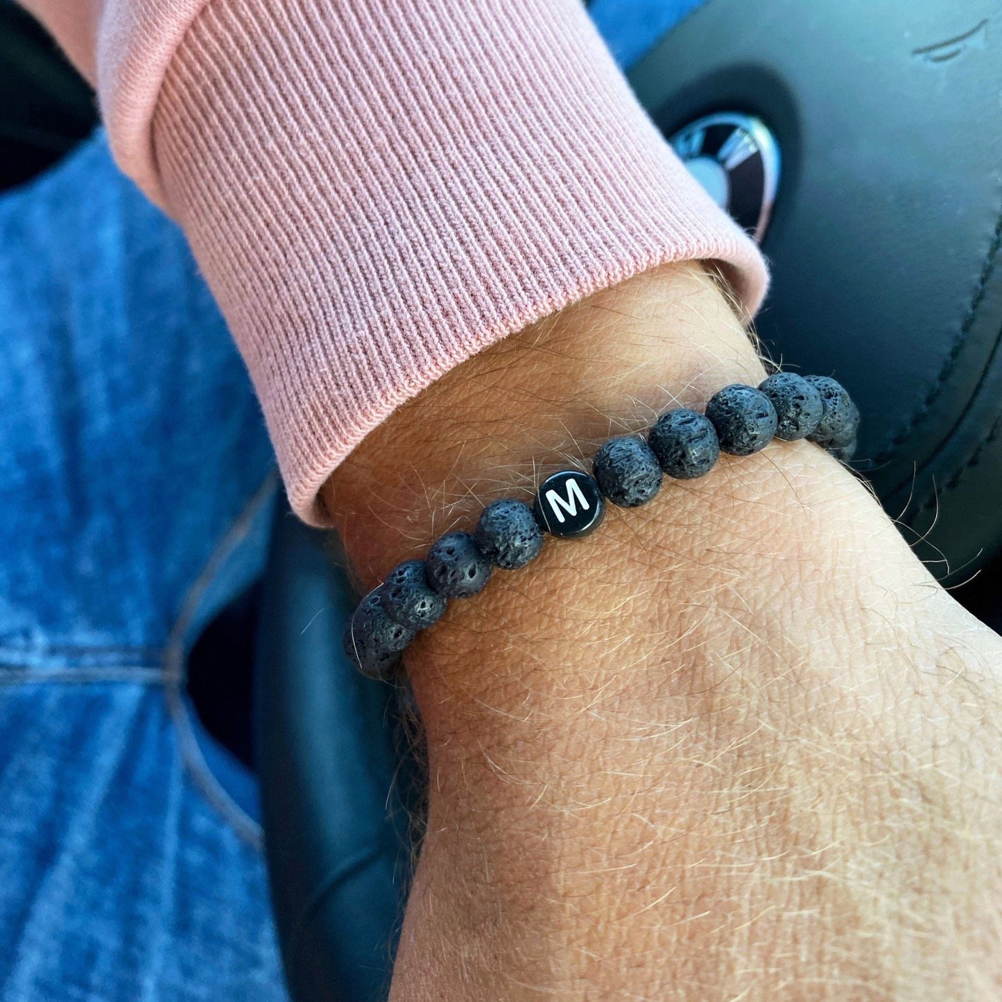 Bracelet en pierre de lave noire pour homme personnalisable