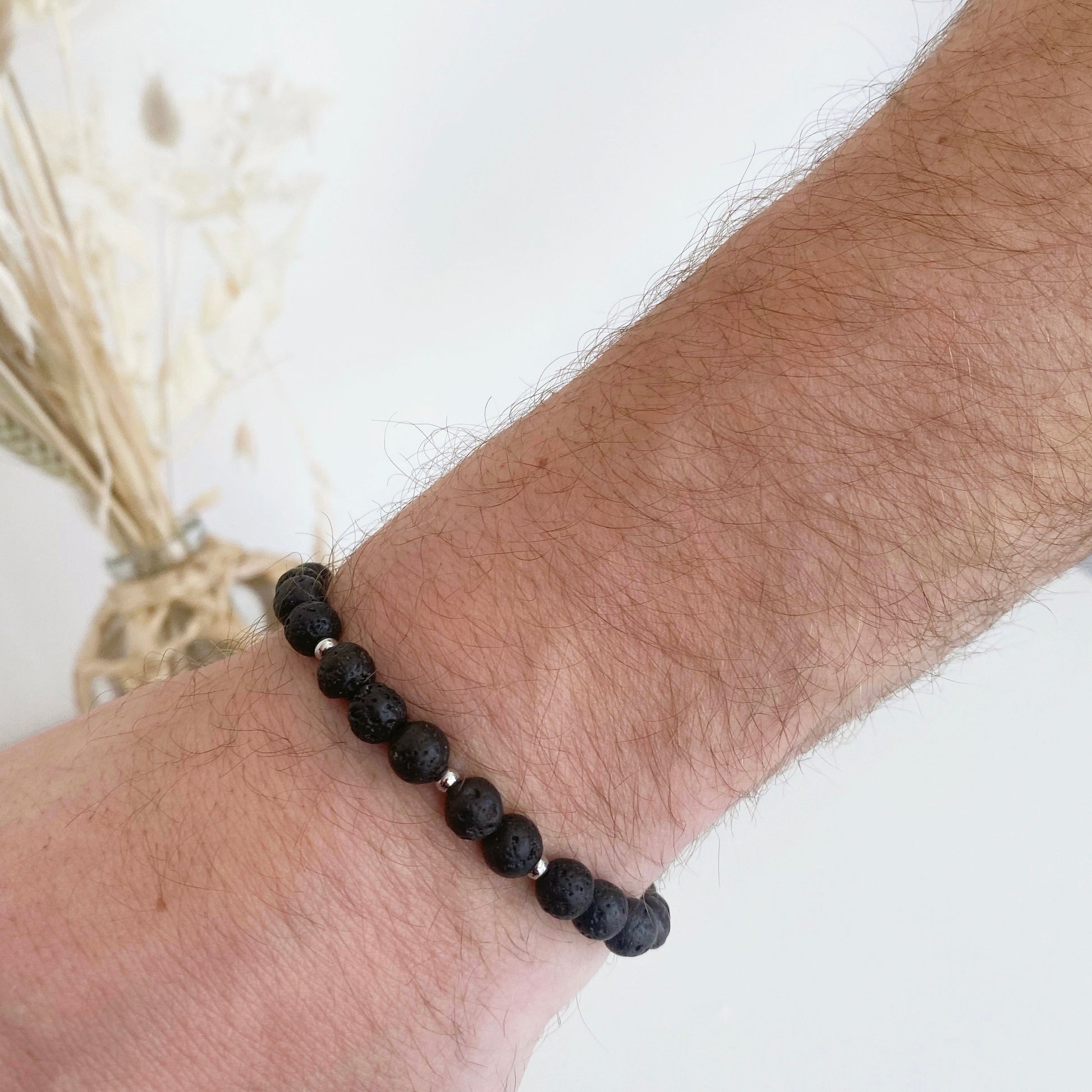 bracelet pour homme en pierre de lave et perle argentée