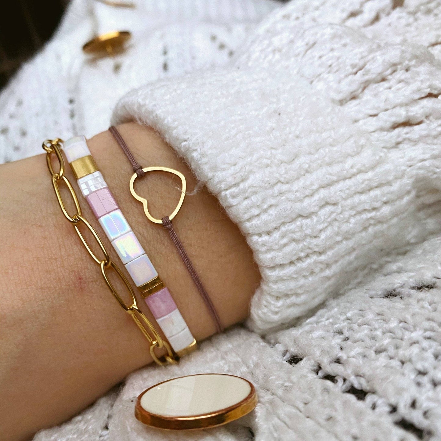 bracelet pour femme tendance avec perle plate colorée 